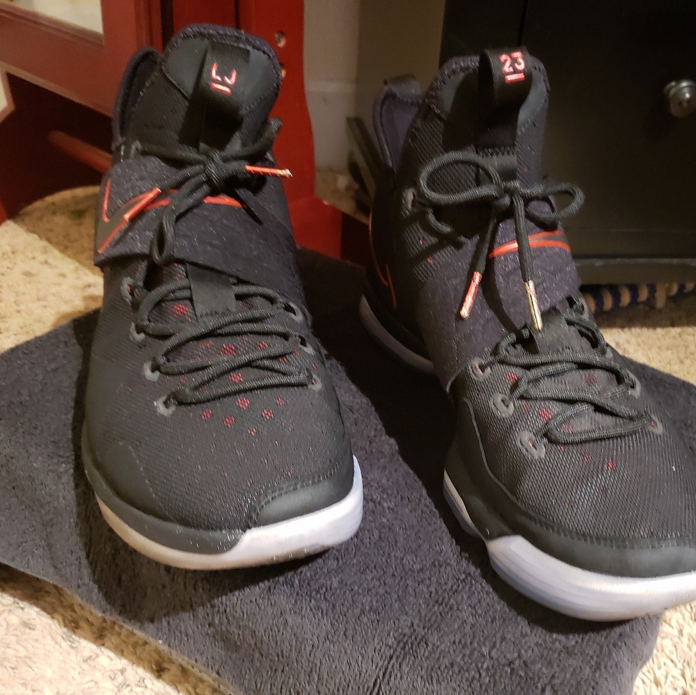 Nike Lebron Solider XIV